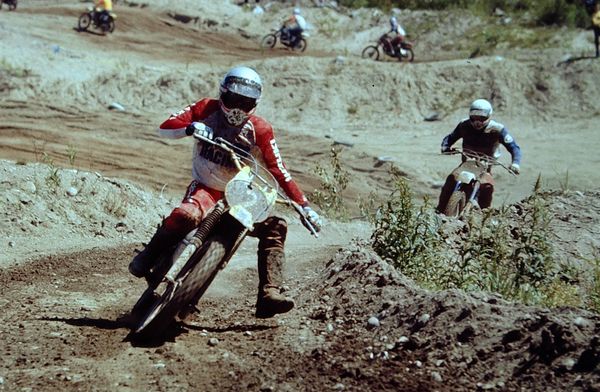 Seppo Isomäki edellä ja Göte Liljegren perässä. Salo SM-125 1978